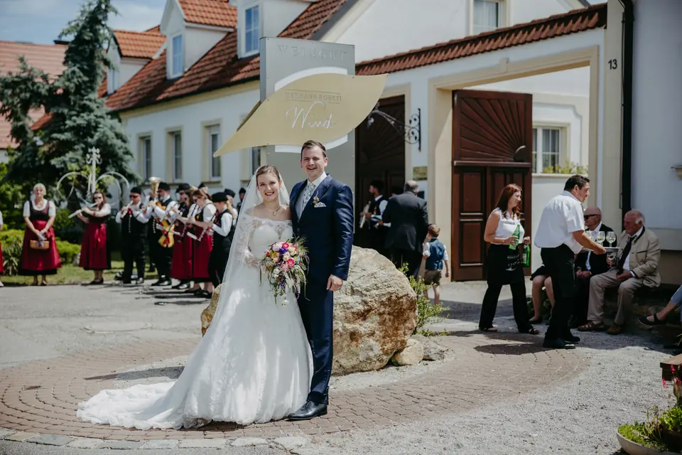 Patricia und Werner Wind an ihrem Hochzeitstag vor dem Weingut